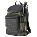 DarkLight-20L-Montane-Green-Tripod-Carry (Mały).jpg
