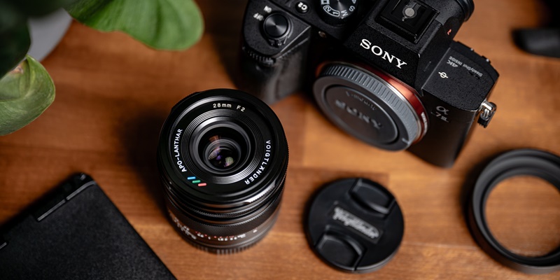zdjęcie aparatu z obiektywem Voigtlander APO Lanthar 28 mm f/2,0