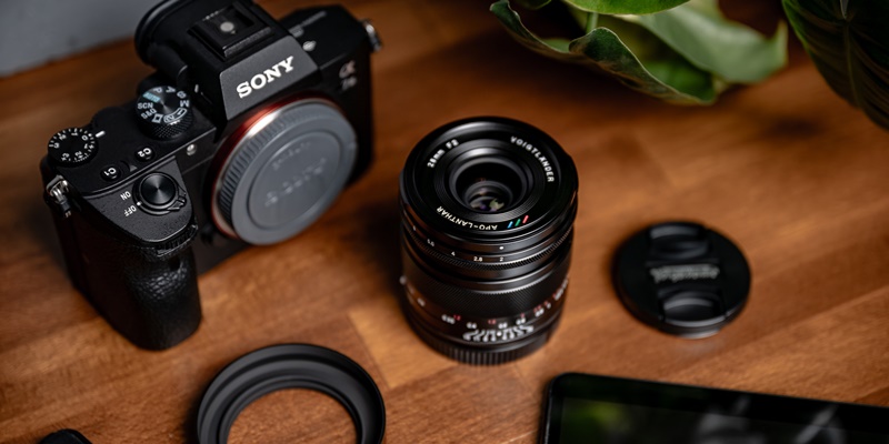zdjęcie aparatu z obiektywem Voigtlander APO Lanthar 28 mm f/2,0