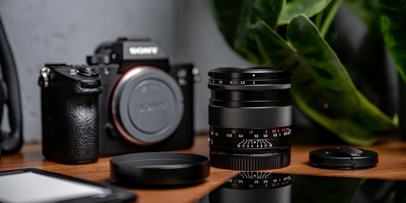 zdjęcie aparatu z obiektywem Voigtlander APO Lanthar 28 mm f/2,0