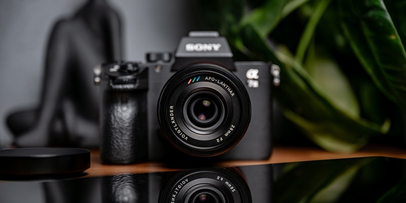 zdjęcie aparatu z obiektywem Voigtlander APO Lanthar 28 mm f/2,0